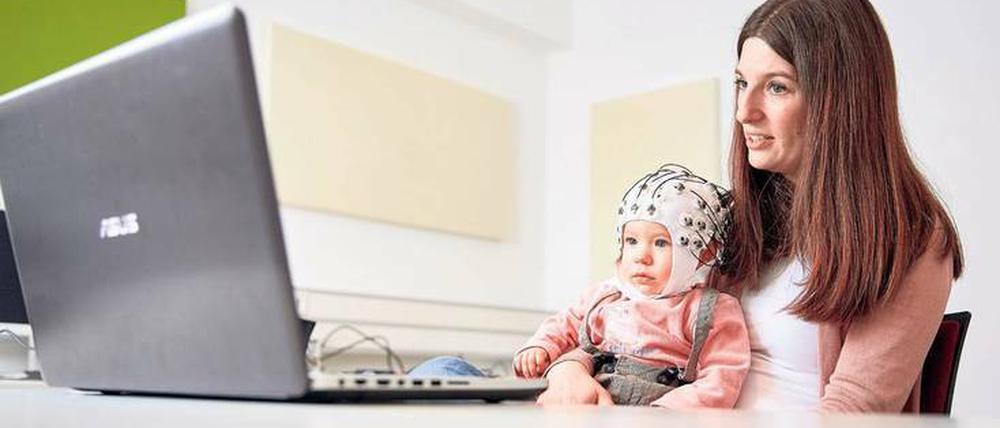 Im Babylabor. An der Universität Tübingen wurde anhand der Hirnströme gemessen, wie Kleinkinder auf Sprache reagieren.