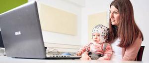 Im Babylabor. An der Universität Tübingen wurde anhand der Hirnströme gemessen, wie Kleinkinder auf Sprache reagieren.