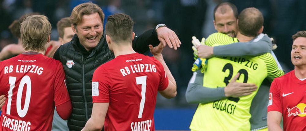 So feiert ein Champions-League-Teilnehmer. RB Leipzig mit Trainer Hasenhüttl hat aus den vorhandenen Möglichkeiten das Optimale herausgeholt.