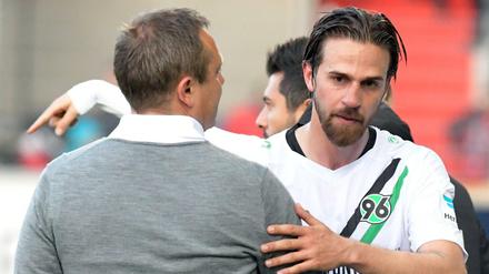 Trainer Andre Breitenreiter (Hannover,l) und Doppeltorschütze Martin Harnik.
