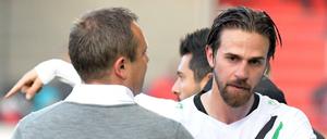 Trainer Andre Breitenreiter (Hannover,l) und Doppeltorschütze Martin Harnik.