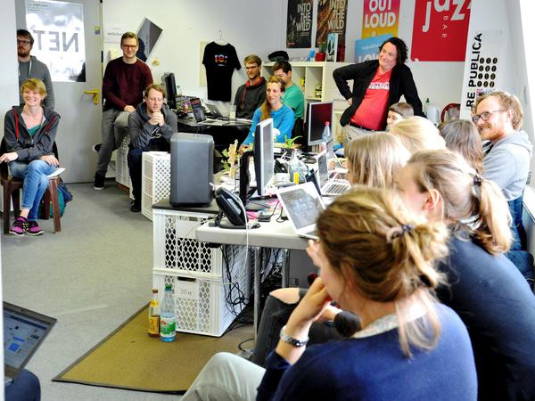 Beim Planungstreffen des re:publica-Teams. Rechts im hellroten Shirt: Mitgründer Andreas Gebhard.