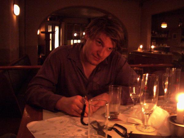 Die Frühphase. Das Bild zeigt Sascha Lobo 2003 im Lokal Prassnik an der Torstraße. Die Autorin Kathrin Passig hat es aufgenommen.