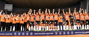 Jubel, Trubel, Heiterkeit. Die BR Volleys feiern doch noch einen Titel in dieser Saison.