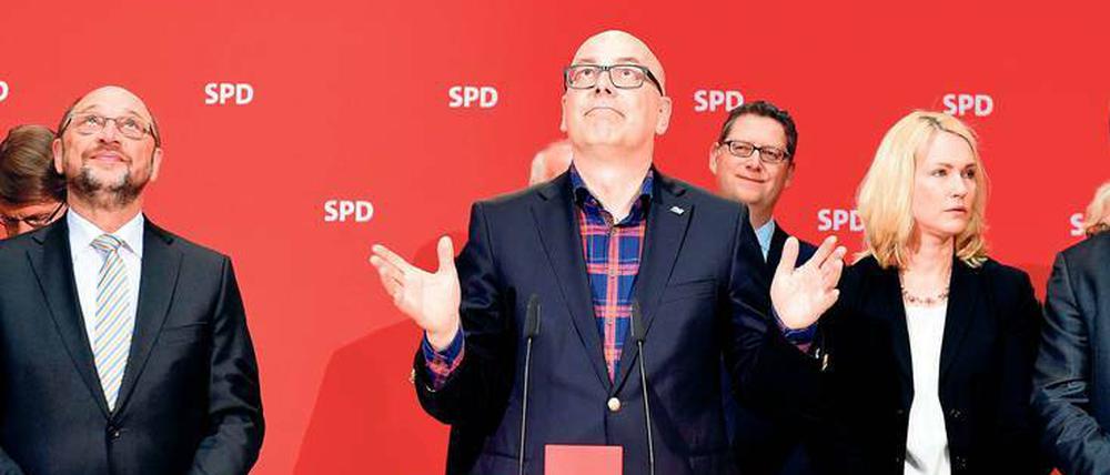 Herr hilf. Martin Schulz und Torsten Albig blicken am Montag im Willy-Brandt-Haus nach oben.