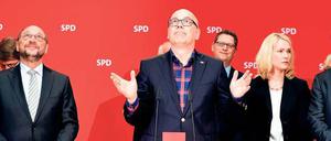 Herr hilf. Martin Schulz und Torsten Albig blicken am Montag im Willy-Brandt-Haus nach oben. 