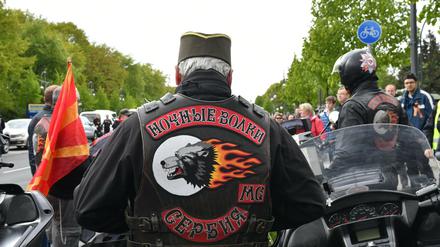Mitglieder der russischen Rockergruppe "Nachtwölfe" kamen nach Berlin und legten Kränze am Sowjetischen Ehrendenkmal nieder.