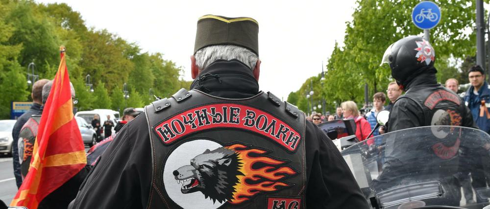 Mitglieder der russischen Rockergruppe "Nachtwölfe" kamen nach Berlin und legten Kränze am Sowjetischen Ehrendenkmal nieder.