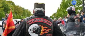 Mitglieder der russischen Rockergruppe "Nachtwölfe" kamen nach Berlin und legten Kränze am Sowjetischen Ehrendenkmal nieder. 