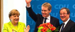 Applaus von der Parteichefin. Und der Wahlsieger Daniel Günther (M.) strahlt - ebenso wie der CDU-Spitzenkandidat für NRW, Armin Laschet.