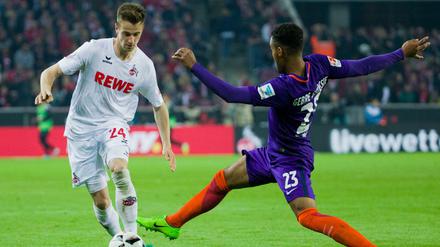 Balljagd: Kölns Lukas Klünter (l) und Bremens Theodor Gebre Selassie.