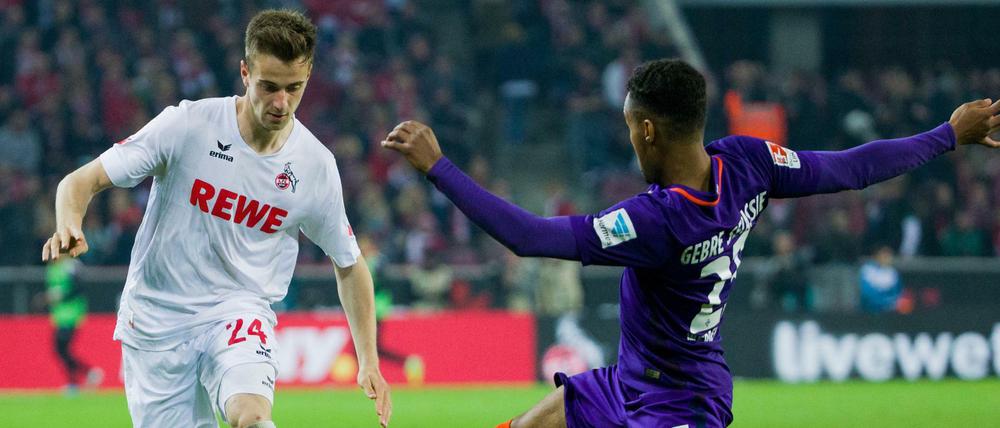 Balljagd: Kölns Lukas Klünter (l) und Bremens Theodor Gebre Selassie.