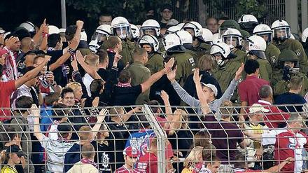 Im Blick der Polizei: Cottbus-Fans haben trotzdem ein kriminelles Netzwerk aufgebaut. 