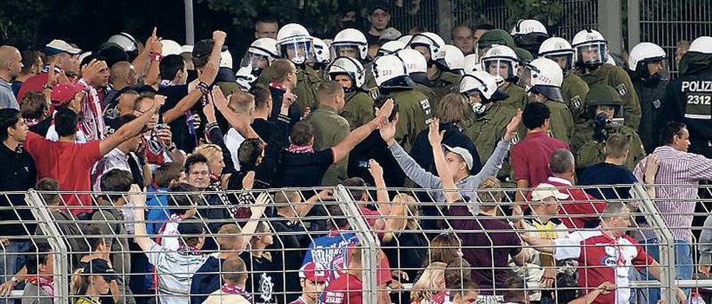 Im Blick der Polizei: Cottbus-Fans haben trotzdem ein kriminelles Netzwerk aufgebaut.
