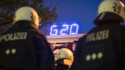 Das autonome Kulturzentrum Rote Flora in Hamburg weist am 1. Mai 2017 auf das G-20-Treffen hin. 