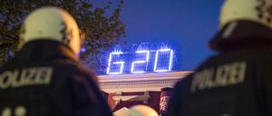 Das autonome Kulturzentrum Rote Flora in Hamburg weist am 1. Mai 2017 auf das G-20-Treffen hin. 
