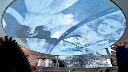 Kunst und Krempel. Die Ausstellung führt im Schweinsgalopp durch Europas Geschichte, multimedial, effektvoll.