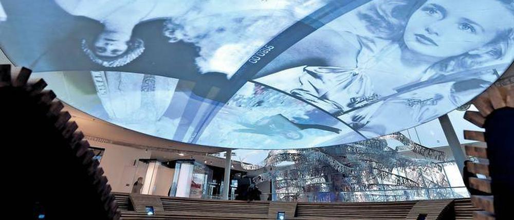 Kunst und Krempel. Die Ausstellung führt im Schweinsgalopp durch Europas Geschichte, multimedial, effektvoll.