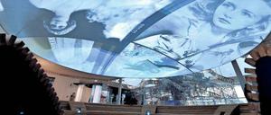 Kunst und Krempel. Die Ausstellung führt im Schweinsgalopp durch Europas Geschichte, multimedial, effektvoll.