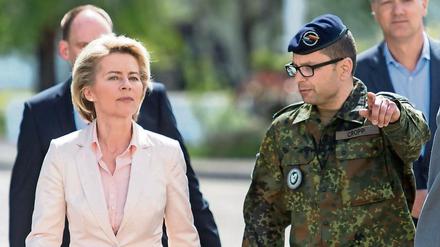 Bundesverteidigungsministerin Ursula von der Leyen beim Besuch des Jägerbataillons 291 der Bundeswehr in Illkirch.