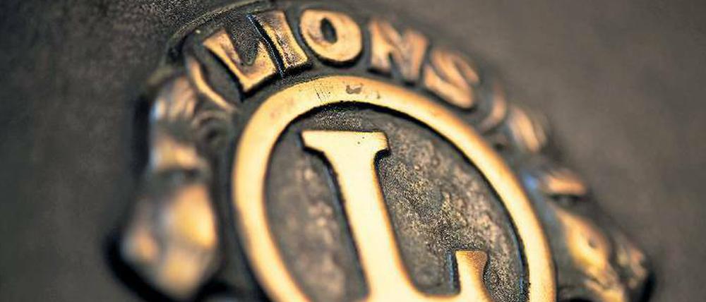 Großes „L“. Symbol des Lions Clubs International, der sich mit Spenden und Benefizevents sozial engagiert.