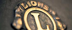 Großes „L“. Symbol des Lions Clubs International, der sich mit Spenden und Benefizevents sozial engagiert.