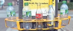 In Karlsruhe wurden Pfandringe für Flaschen an den Papierkörben installiert.
