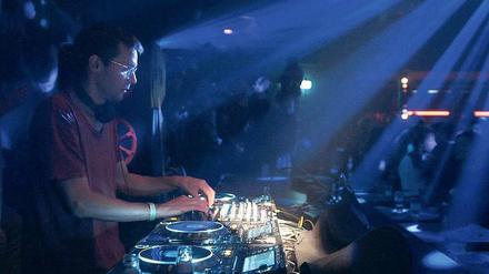 Der Club als Schutzraum. Zum Sound des DJs (hier Roman Flügel) bilden die Feiernden eine Wertegemeinschaft. 