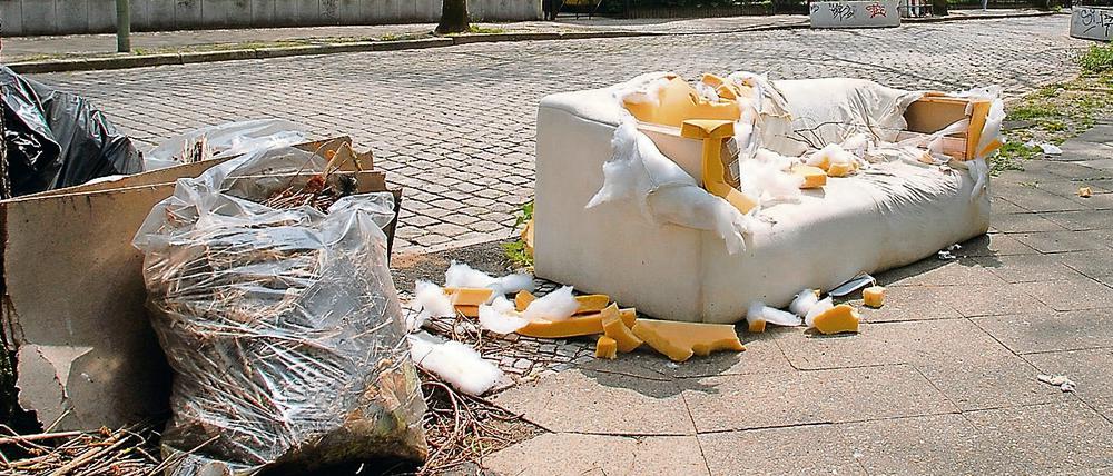 Spermüll sieht man in Berlin an vielen Orten. Die Abholung durch private Entsorger kann teuer werden.