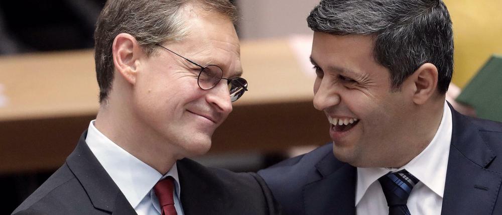 Michael Müller und der Fraktionsvorsitzende Raed Saleh (beide SPD) strahlen Einigkeit aus.
