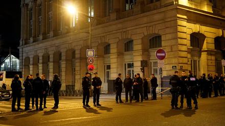 Polizisten stehen am 09.05.2017 in Paris, Frankreich, am Nordbahnhof (Gare du Nord) nach einem Großeinsatz Wache.