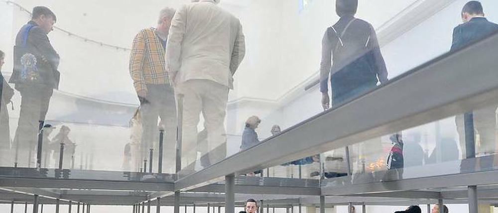 Life is live. Anne Imhofs Performance „Faust“ im deutschen Pavillon, auf und unter einem Glasboden.