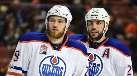 Leon Draisaitl (links) ist mit den Edmonton Oilers aus den Play-offs ausgeschieden. 