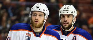 Leon Draisaitl (links) ist mit den Edmonton Oilers aus den Play-offs ausgeschieden. 