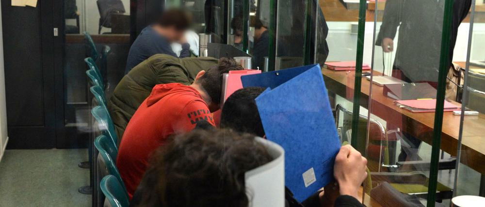 Sie müssen sich wegen Mordes verantworten. Sie sollen im U-Bahnhof Schönleinstraße einen schlafenden Obdachlosen angezündet haben.