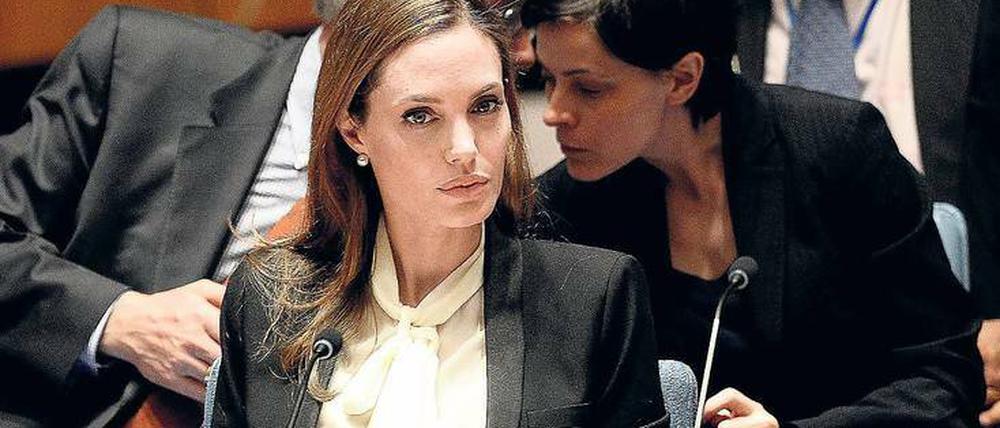Im Blickpunkt. 2013 gab die Schauspielerin Angelina Jolie bekannt, dass ein Test auf das Brustkrebsgen BRCA1 positiv ausgefallen sei. Danach ließ sie sich vorsorglich die Brüste amputieren. Ihr Fall löste weltweit eine Welle von Gentests auf Brustkrebs aus. Jolie ist auch als Sondergesandtin des UN-Flüchtlingshochkommissars tätig.