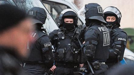 Polizisten bei einer Razzia (Archivbild).