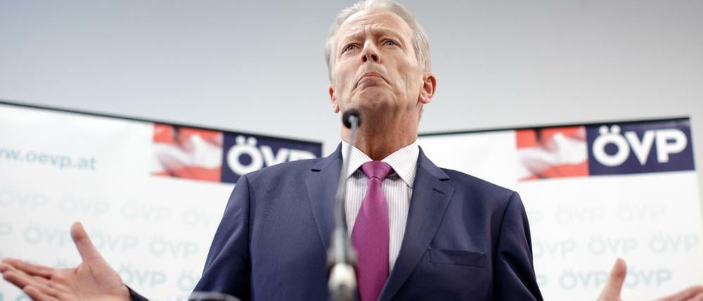 Österreichs Vizekanzler Reinhold Mitterlehner kündigt seinen Rückzug von allen Ämtern an.