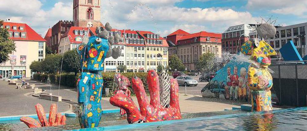 Die Comicfiguren am Frankfurter Brunnenplatz gestaltete der Künstler Michael Fischer-Art. Im Hintergrund ragt der Turm der Marienkirche auf.