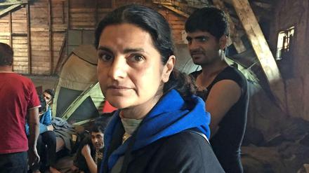 Leyla Piedayesh besucht die Baracken hinter dem Belgrader Busbahnhof - hier ist ein illegales Flüchtlingslager eingerichtet worden.