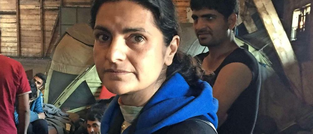 Leyla Piedayesh besucht die Baracken hinter dem Belgrader Busbahnhof - hier ist ein illegales Flüchtlingslager eingerichtet worden.
