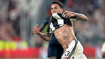 Alles zeigen. Juves Dani Alves feiert sein Tor und den Finaleinzug.