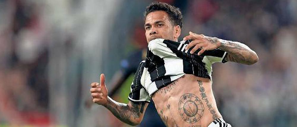 Alles zeigen. Juves Dani Alves feiert sein Tor und den Finaleinzug.