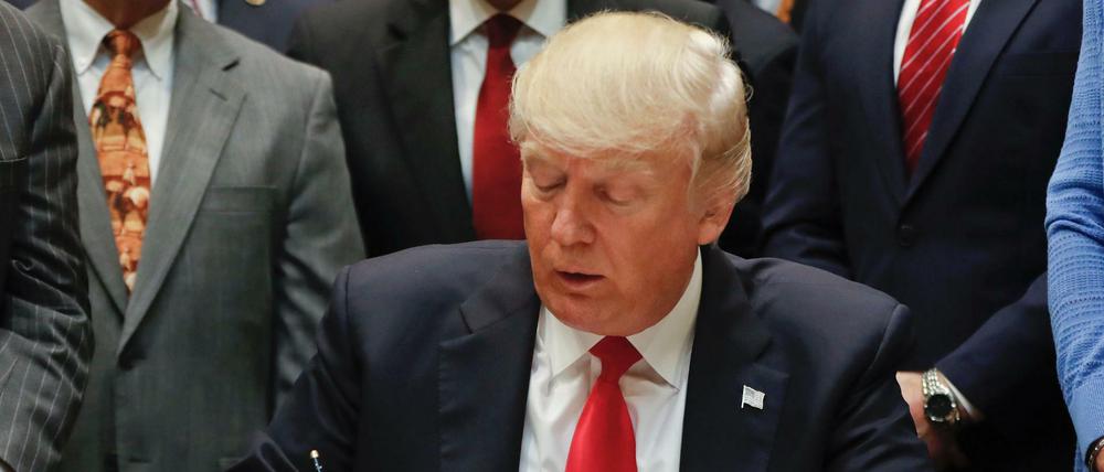 Das unterzeichnen von Dekreten ist eine der Lieblingsbeschäftigungen von Donald Trump