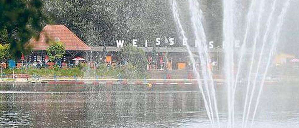 Viele neue Pläne für die Badesaison am Weißen See mit seiner Fontäne hatte der neue Betreiber – vorerst ruht aber alles wegen eines Unfalls am Bau. 