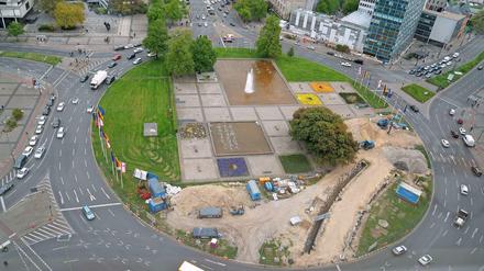 Ein Blick aus der TU-Mensa im Telefunken-Hochhaus auf den Ernst-Reuter-Platz. Zurzeit wird der U-Bahntunnel saniert. 