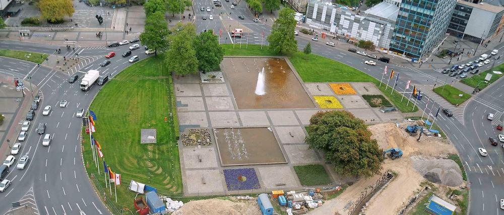 Ein Blick aus der TU-Mensa im Telefunken-Hochhaus auf den Ernst-Reuter-Platz. Zurzeit wird der U-Bahntunnel saniert. 