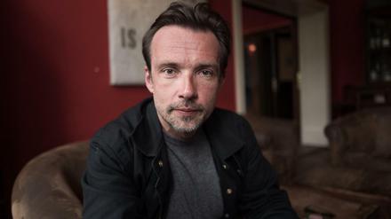 Der Schauspieler Lucas Gregorowicz. In der neuen Folge "Polizeiruf: 110" muss er in der Tristesse Brandenburgs ermitteln.