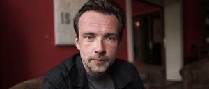 Der Schauspieler Lucas Gregorowicz. In der neuen Folge "Polizeiruf: 110" muss er in der Tristesse Brandenburgs ermitteln.