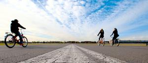 Radfahrer fahren, wo sie möchten, das ist die Freiheit des Feldes.